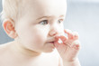bébé suce son pouce