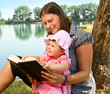 Photo: mamma e bambina che leggono un libro mamma e bambina che leggono un libro