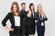Frau mit Daumen hoch und Team im Hintergrund
