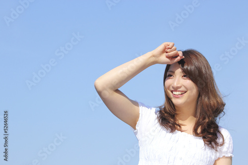 Photo: 空と若い女性 空と若い女性