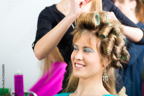 Photo: Frauen beim Friseur Frauen beim Friseur