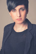 JEUNE FEMME CHEVEUX COURT MODE