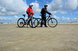 Paar mit dem Fahrrad am Sandstrand