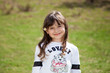 Dolce bambina seduta nel prato