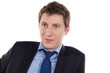 jeune homme en costume attentif et souriant