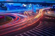 Foto: urban street with light trails urban street with light trails