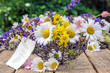 Lieber Gruß: Frühlingsblumen in Korb mit Anhänger