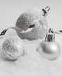 boules de noel dans la neige