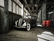 oldtimer in einer alten fabrikhalle