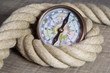 Maritime nautische Dekoration mit Tauwerk und Kompass