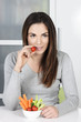 Foto: Cute girl eating healthy food Cute girl eating healthy food
