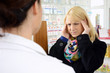 Frau mit Kopfschmerzen in Apotheke