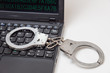 パソコンの上の手錠