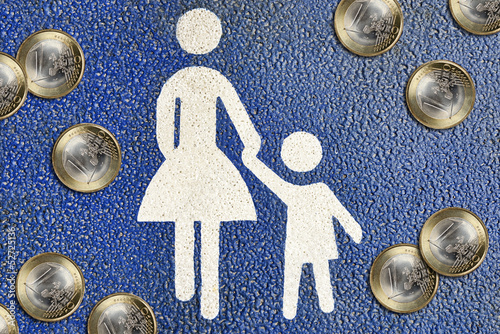 Photo: Piktogramm Mutter und Kind und Geldmünzen, Betreuungsgeld Piktogramm Mutter und Kind und Geldmünzen, Betreuungsgeld