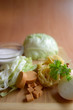 Weißkohl,Sojawurst,Sojasahne,Bandnudeln,Zwiebel und Petersilie