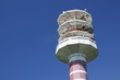 Tour radio sur fond bleu