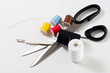 sewing kit su sfondo bianco