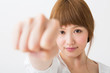 若い女性　拳