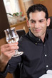 Mann prostet mit Wasser zu