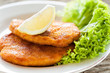 Knusprige schnitzel mit salat