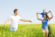 familie im feld