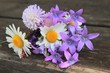 Photo: Wildblumen auf rustikalem Holz Wildblumen auf rustikalem Holz