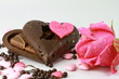Photo: rose et son coeur en chocolat rose et son coeur en chocolat