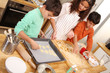 Foto: Familie beim Backen Familie beim Backen