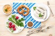 Oktoberfest: Weißwurst, Gemüse und Brezeln