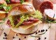 sandwich con salame, formaggio e verdura