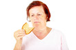 Seniorin isst Brot