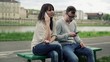 Vídeo: Couple with cellphone and smartphone in the city Couple with cellphone and smartphone in the city