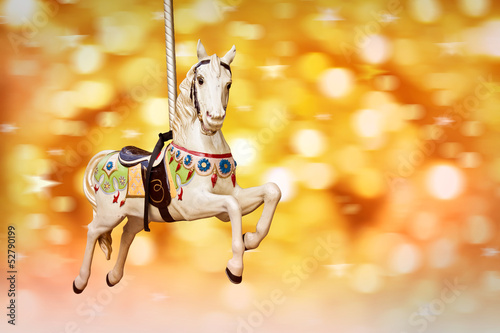 Photo: Cheval de bois ancien, fond lumineux Cheval de bois ancien, fond lumineux