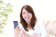 スマートフォンを持つ女性