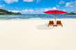 détente sur plage paradisiaque aux Seychelles