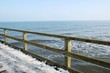 Geländer einer Seebrücke im Winter