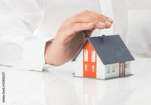 Photo: Schützende Hand über Haus Schützende Hand über Haus