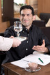 Glas Wasser wird an den Tisch gebracht
