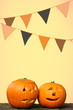 kürbisköpfe und girlande zu halloween