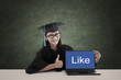 Foto: Asian graduate show like on laptop screen Asian graduate show like on laptop screen