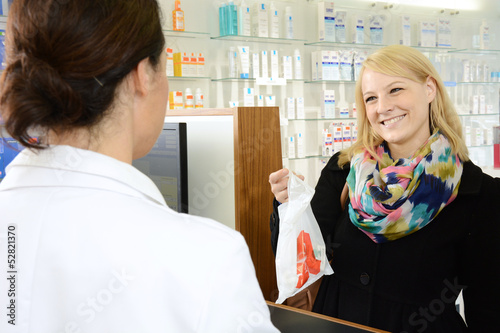 Photo: Junge Frau in Apotheke Junge Frau in Apotheke