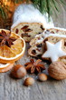 Weihnachtsstollen und Nüsse