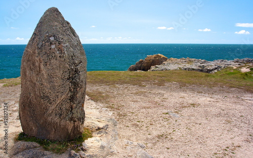 Photo: menhir sur la côte en bretagne menhir sur la côte en bretagne
