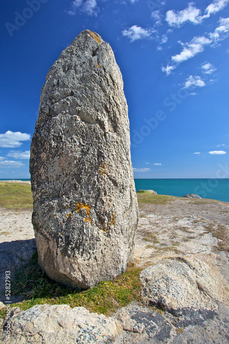 Photo: menhir sur la côte en bretagne menhir sur la côte en bretagne