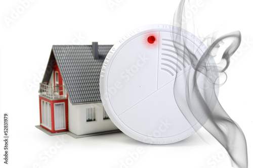 Photo: Haus mit Feuermelder und Rauch Haus mit Feuermelder und Rauch