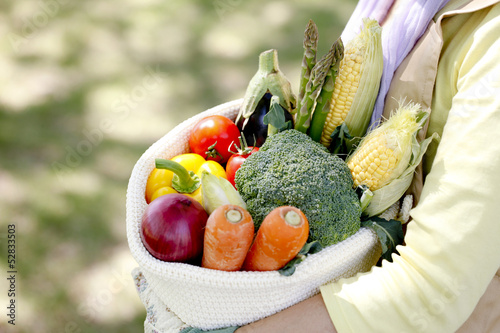 Photo: 野菜を持つ女性 野菜を持つ女性