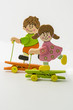 Pareja de niños hechos en madera. Manualidades