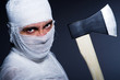 Foto: Mummy with axe in halloween concept Mummy with axe in halloween concept