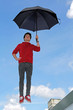 Photo: Mann fliegt mit Regenschirm Mann fliegt mit Regenschirm