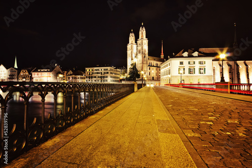 Photo: Münsterbrücke und Grossmünster in der Nacht - Zürich Münsterbrücke und Grossmünster in der Nacht - Zürich